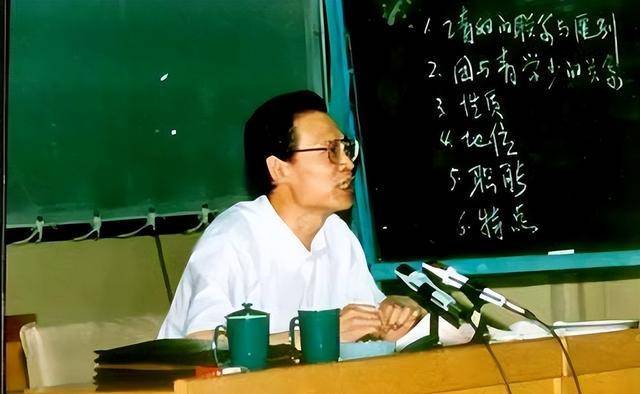 他19岁参军,47岁被授少将,54岁担任福建省委书记,一生清正廉洁