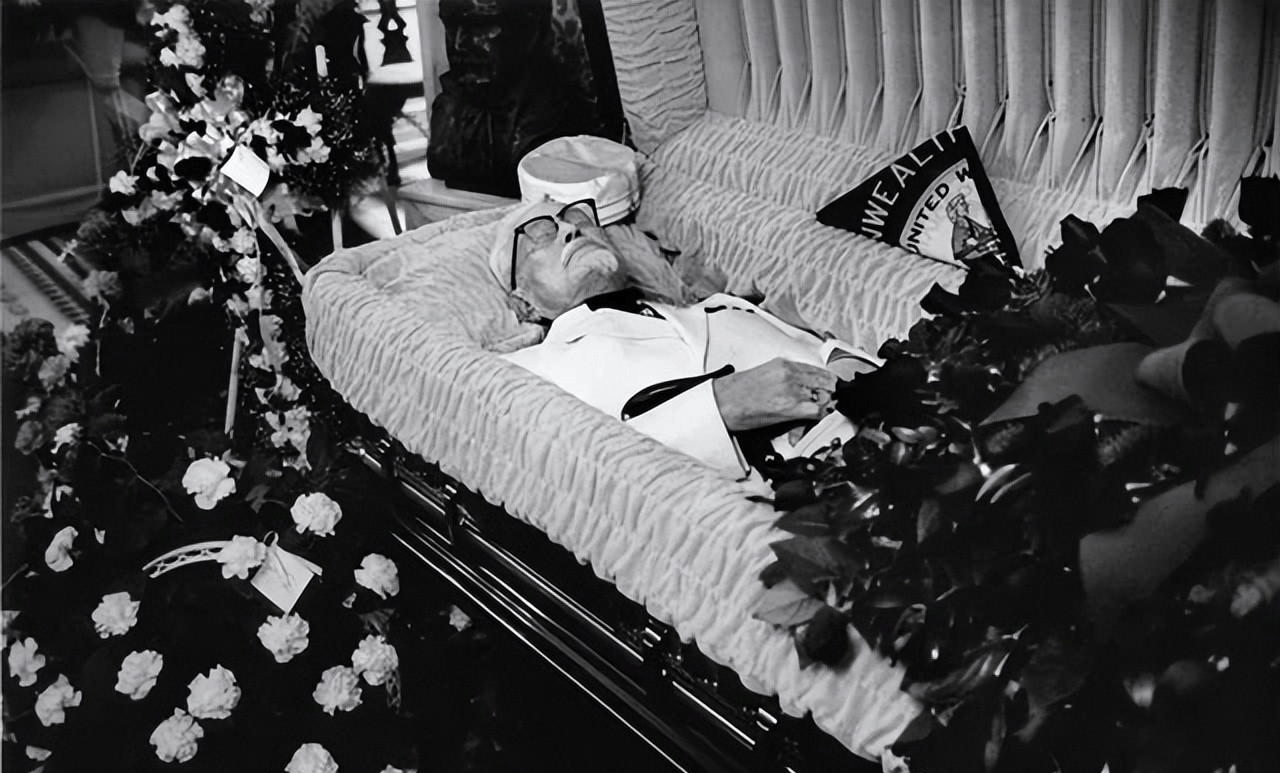 23张真实罕见图,溥仪与抽烟的婉容,他脸上的毛发20多厘米,最后一张令