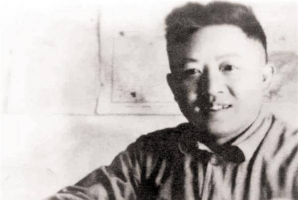 除了这4位重要人物以外,飞机上还有叶挺将军的夫人,以及一对子女,以及
