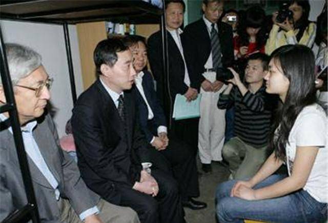 汶川地震为学生付出生命的谭千秋,他女儿从北大毕业后又上了哈佛