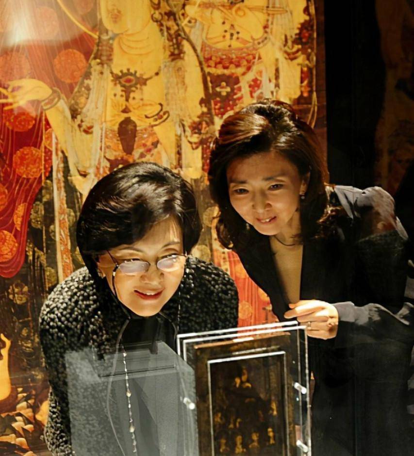 她是三星皇太后,也是韩国女首富,女儿自杀儿子入狱晚年悲凉