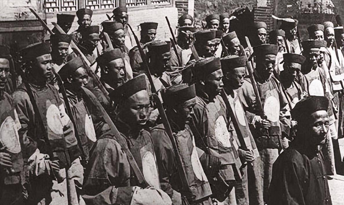 清军照片百万清军的去向1987年,香港的九龙寨地区,出现了一批不知来历