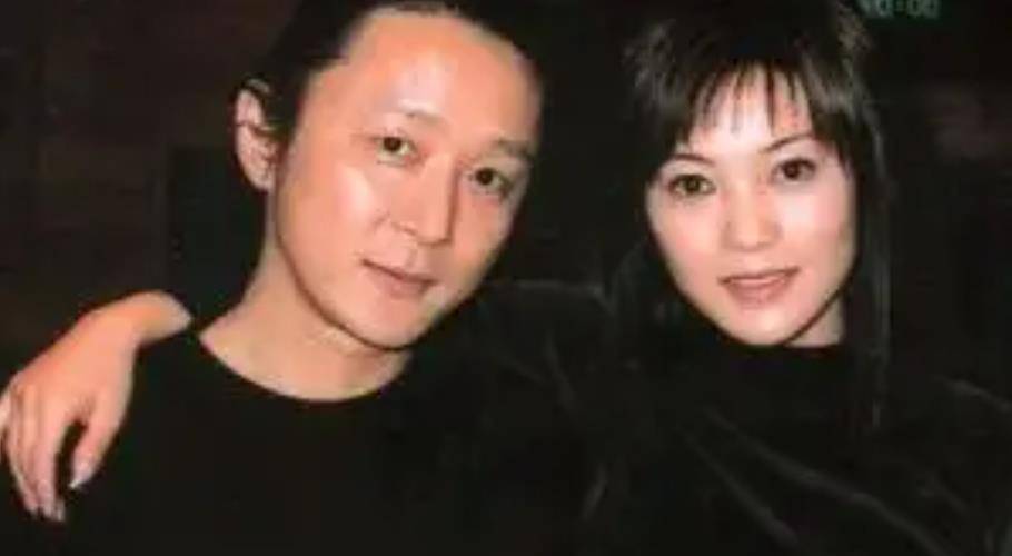 2006年,诈骗犯潜逃20年成亿万富翁,将酒店歌手捧成女明星_沈俊林_玩具