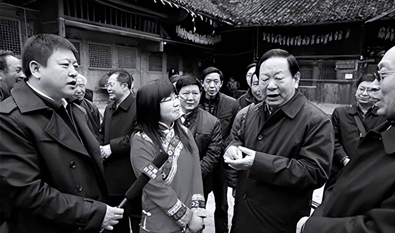 山西前书记胡富国:硬刚公安局长为民断案,捐献半年工资进行修路