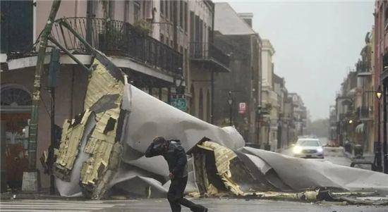 "艾达"飓风到达纽约,给这座城市带来了一场前所未有的狂风暴雨,巨大