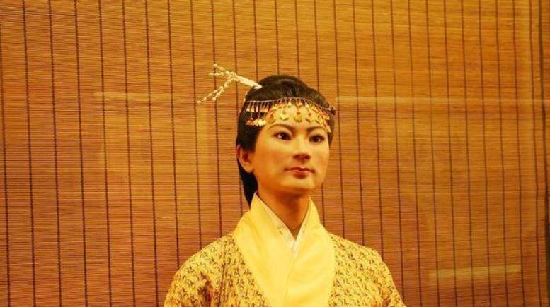 辛追夫人可在这过程之中,一个工人闲着无聊点了根烟,却没想到冒出的