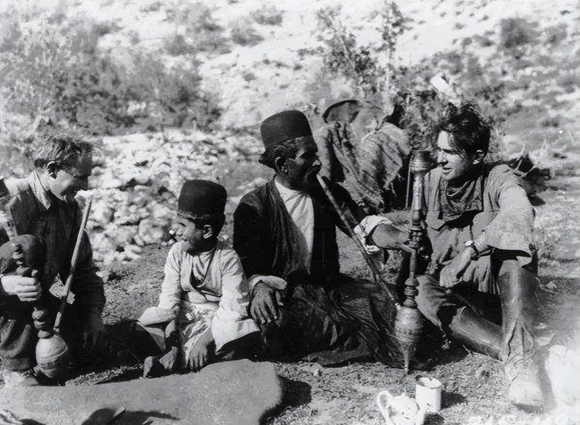 恺加王朝时期,伊朗部落的社会结构如何?各部落地位有什么不同?