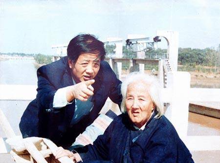 "人民的好公仆"孔繁森,50岁因公殉职,妻子坚强地扛起了一个家