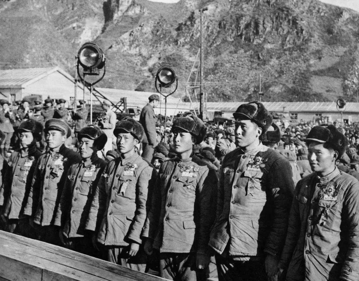 1963年副师长去内蒙视察,发现流浪汉竟是牺牲12年战友,一等功臣_瞿文