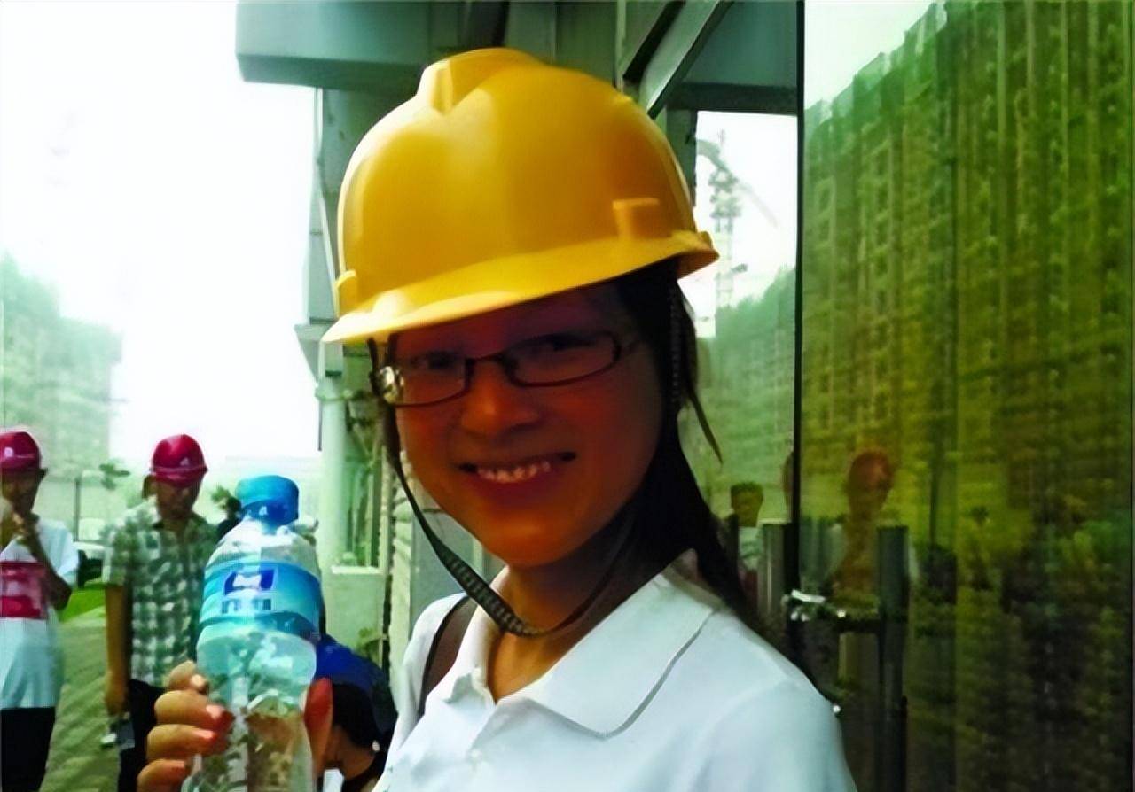 再也听不到这些话了,她也没有办法回到山东去见她喜爱的老师和同学了