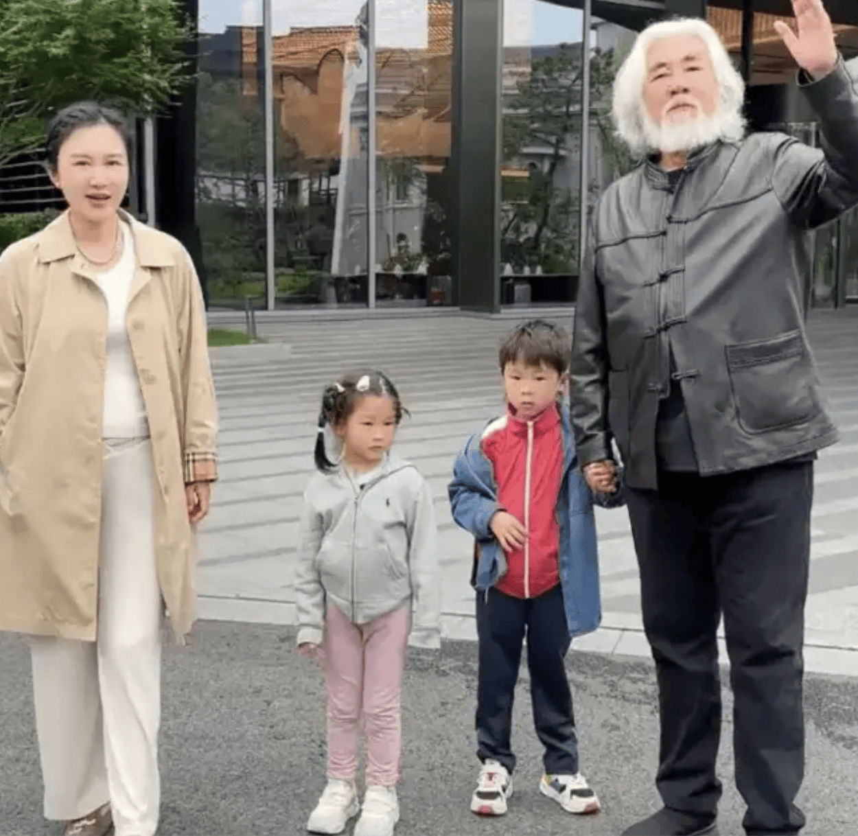 张纪中全家现身乌镇 娇妻怀孕4个月肚子显怀-搜狐大视野-搜狐新闻