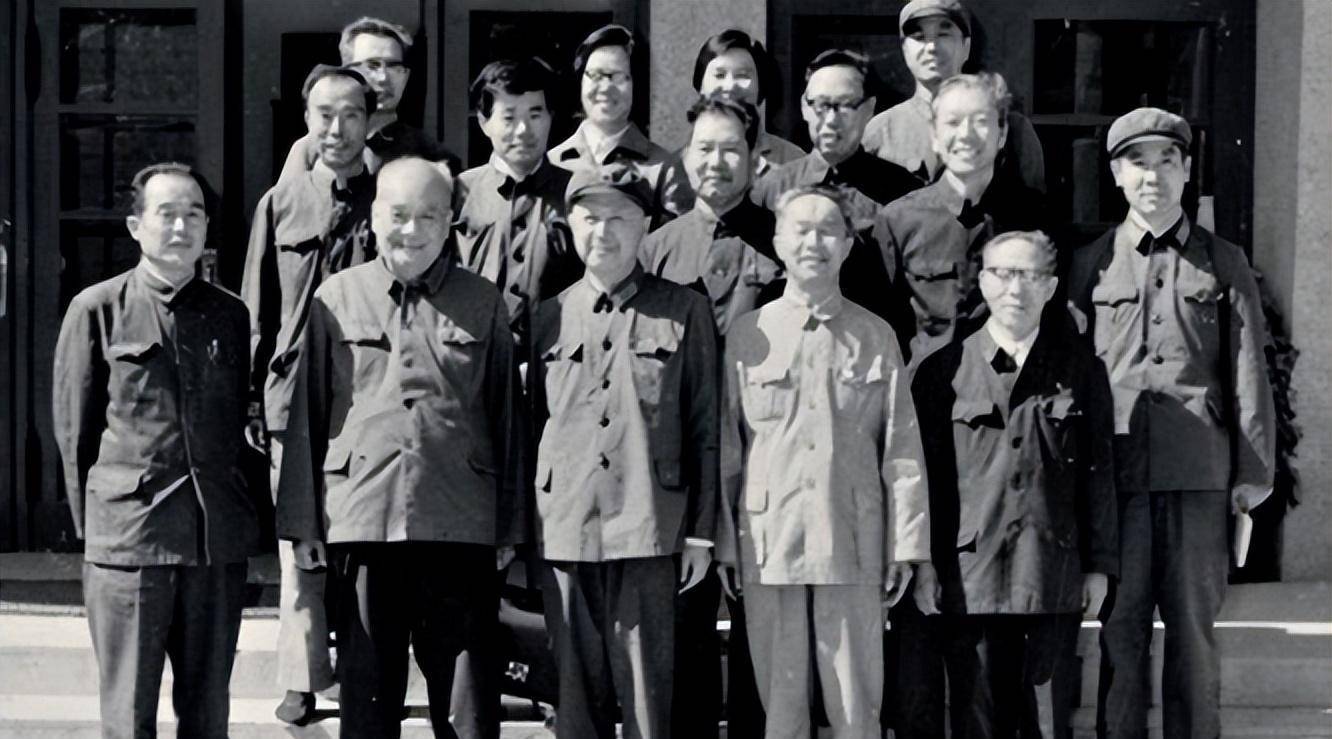 钱学森98岁逝世天降大雪,三军仪仗队抬棺扶灵,万人前来吊唁送行