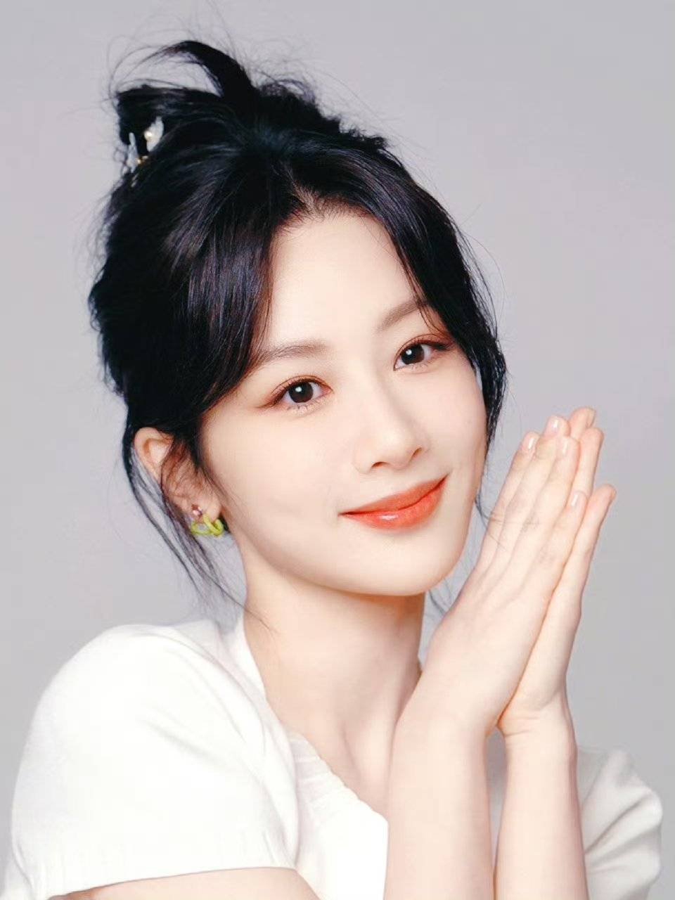杨紫穿露腰短上衣青春靓丽 化身元气少女甜美比心-搜狐大视野-搜狐新闻