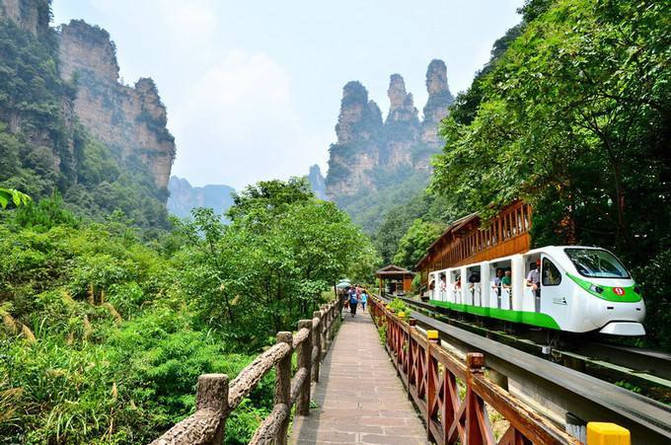 张家界探秘:本地金牌导游带你游遍十大美景,旅游攻略大全,畅享非凡