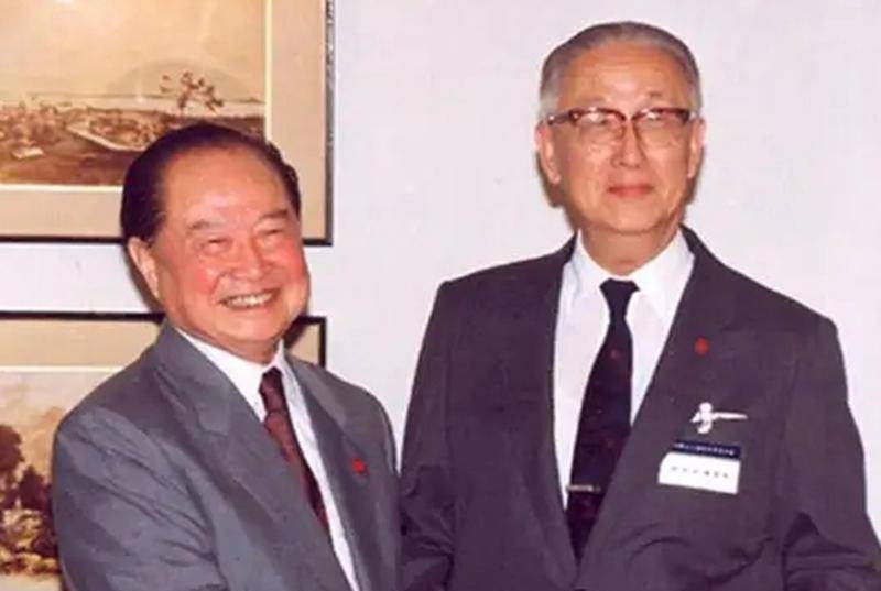 他曾担任上海市委书记,一手促成了"汪辜会谈",长子是中将