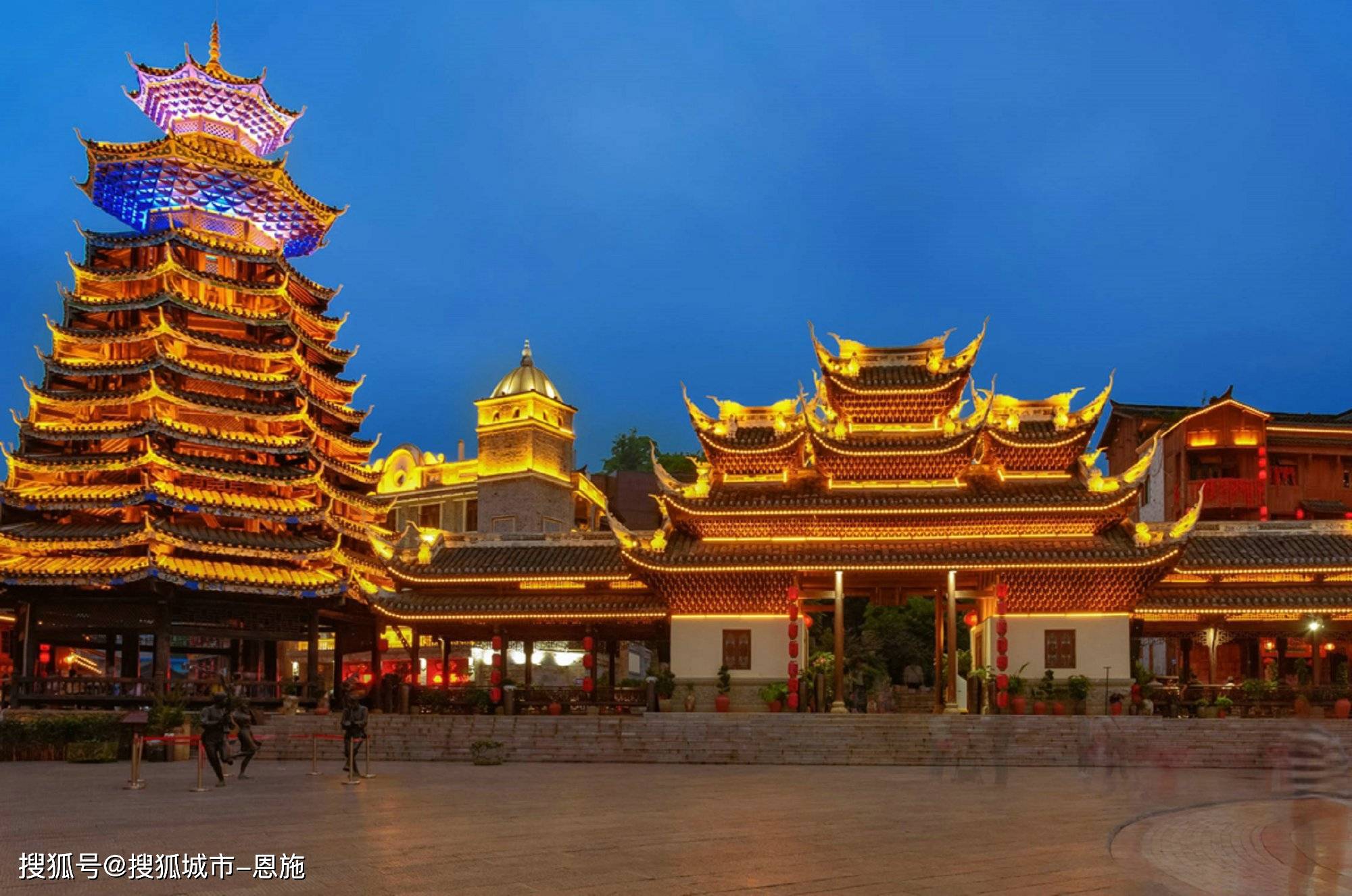 我和几个好友决定一起去贵州游玩五天四晚,听说那里的山水如画,风景美