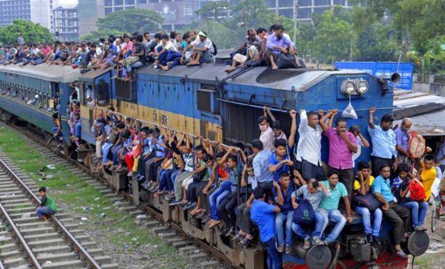 印度火车上挂满了人?事实并非如此,原来我们一直都认错人了!