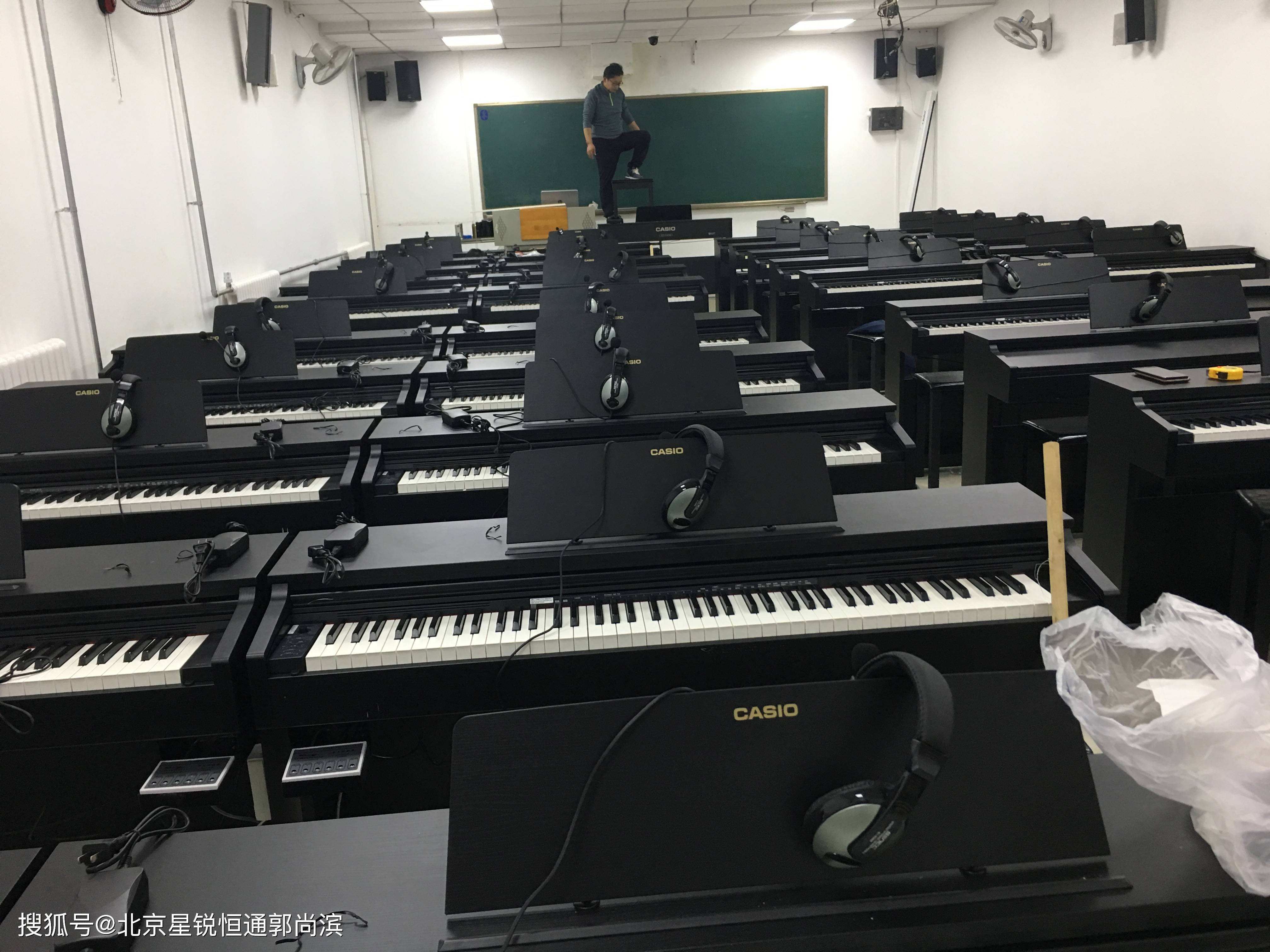 智能钢琴教室图片