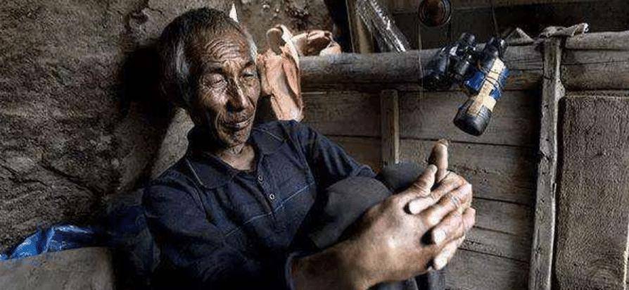 从事捞尸人这一职业一干便是一辈子的事情,很多从