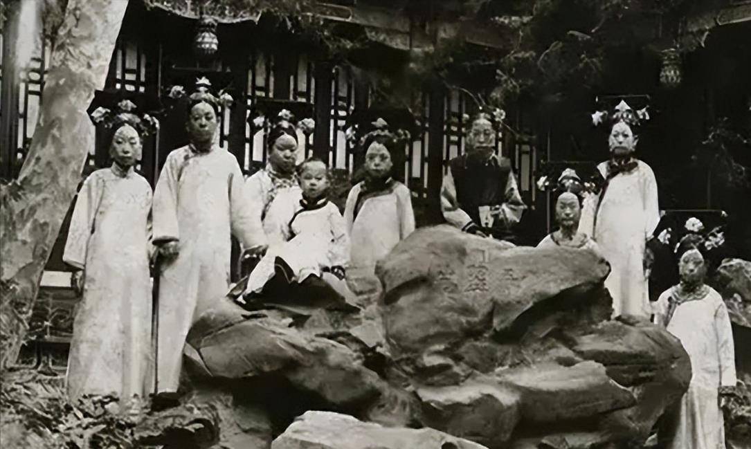 溥仪退位后,大量被遣散的宫女没人愿意娶,溥仪最后说出原因