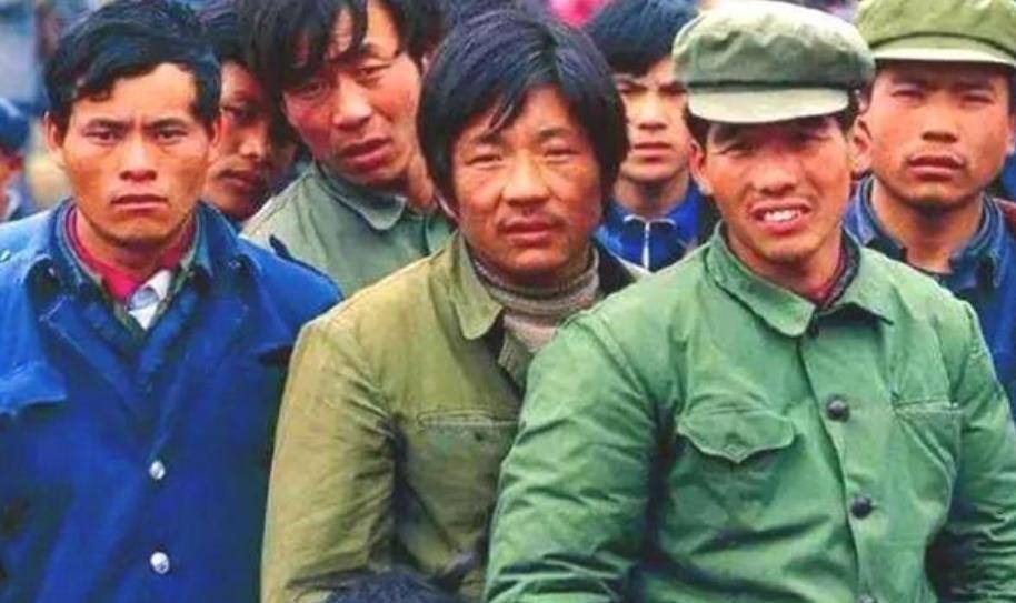 83年严打:50名菜刀队成员被判处死刑,"公交惨案"是其导火索