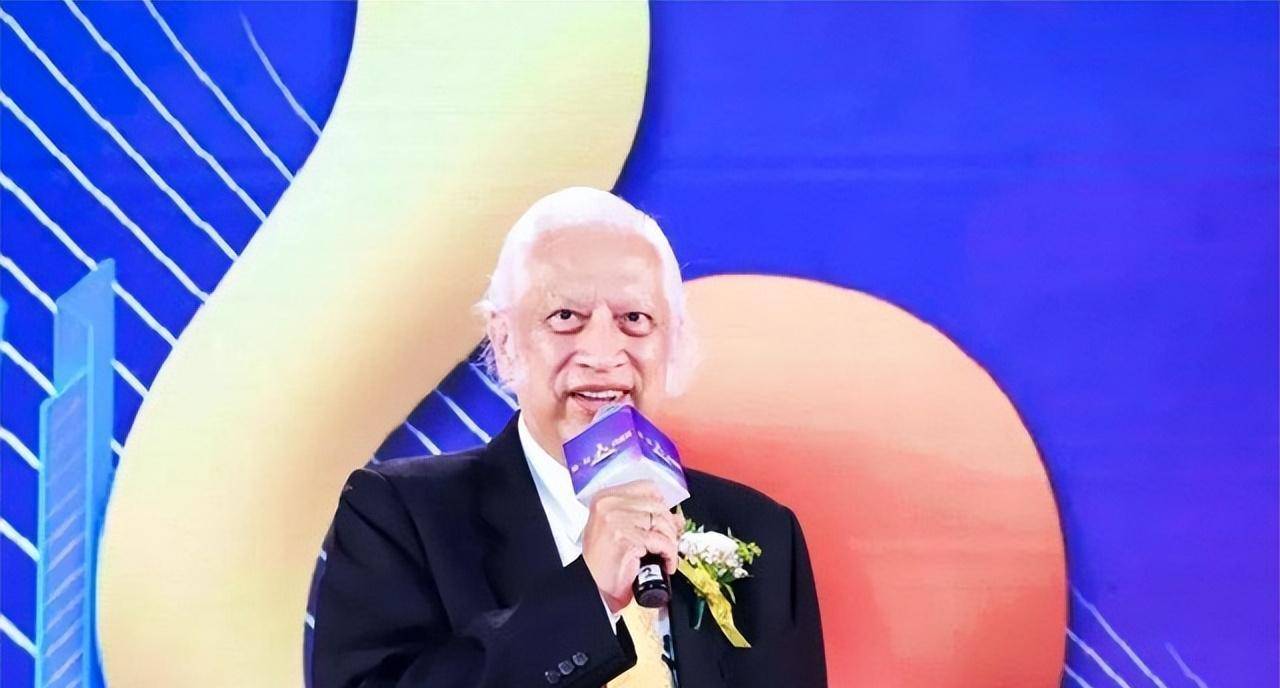 熊德龙:没有半滴中国血,却在中国捐款上亿,还在美国升中国国旗