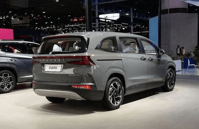 这mpv"不讲武德",12万出头就配电滑门,起步170马力,油耗6.5l