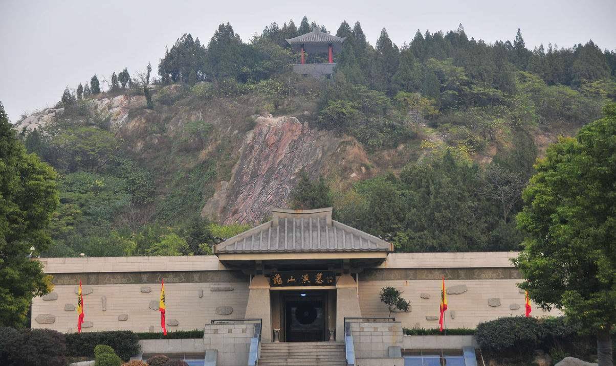 南昌挖出4万平水墓,出土10余吨铜钱,专家:"数钱数到手抽筋"