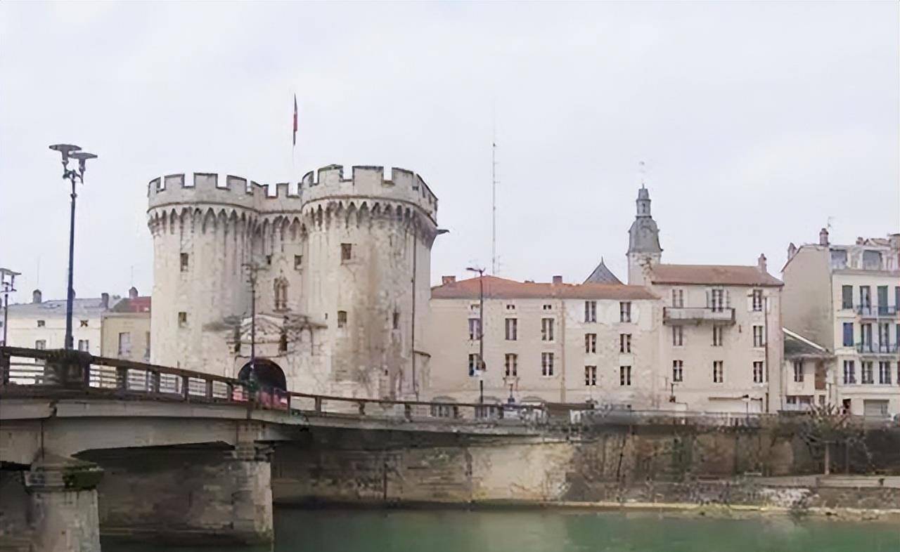 147名士兵被大炮炸翻的泥土活埋在战壕里,3年后才被发现_法国_凡尔登