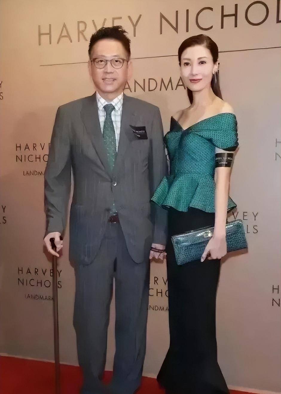 花花公子许晋亨:放弃赌王千金,娶蛇蝎美人李嘉欣,60岁已拄拐杖_何超琼