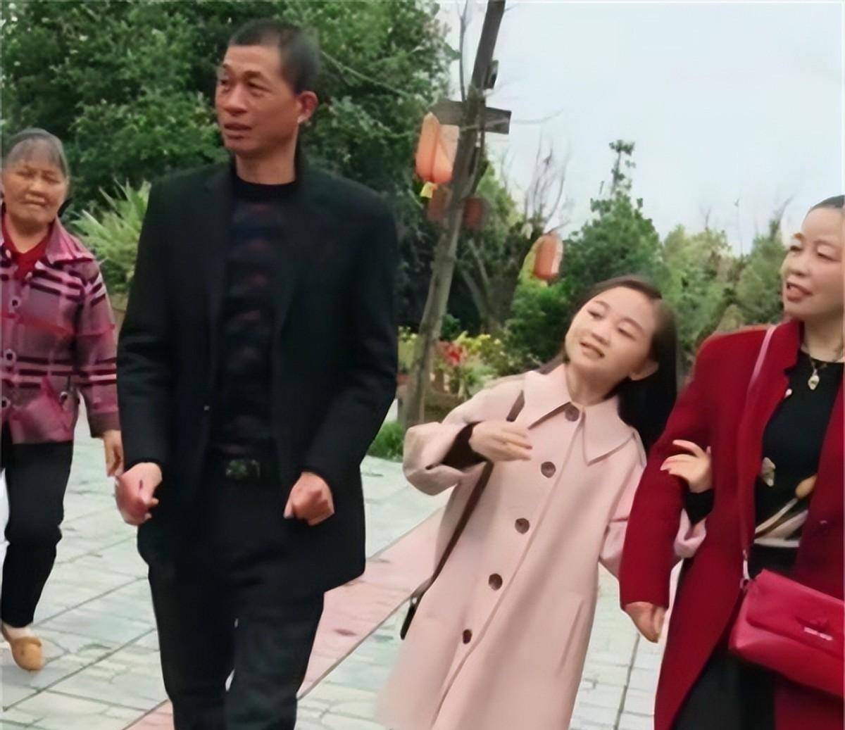 19年成都"最美袖珍女"结婚,32岁长得像10岁,婚后生活令人担忧_杨萍