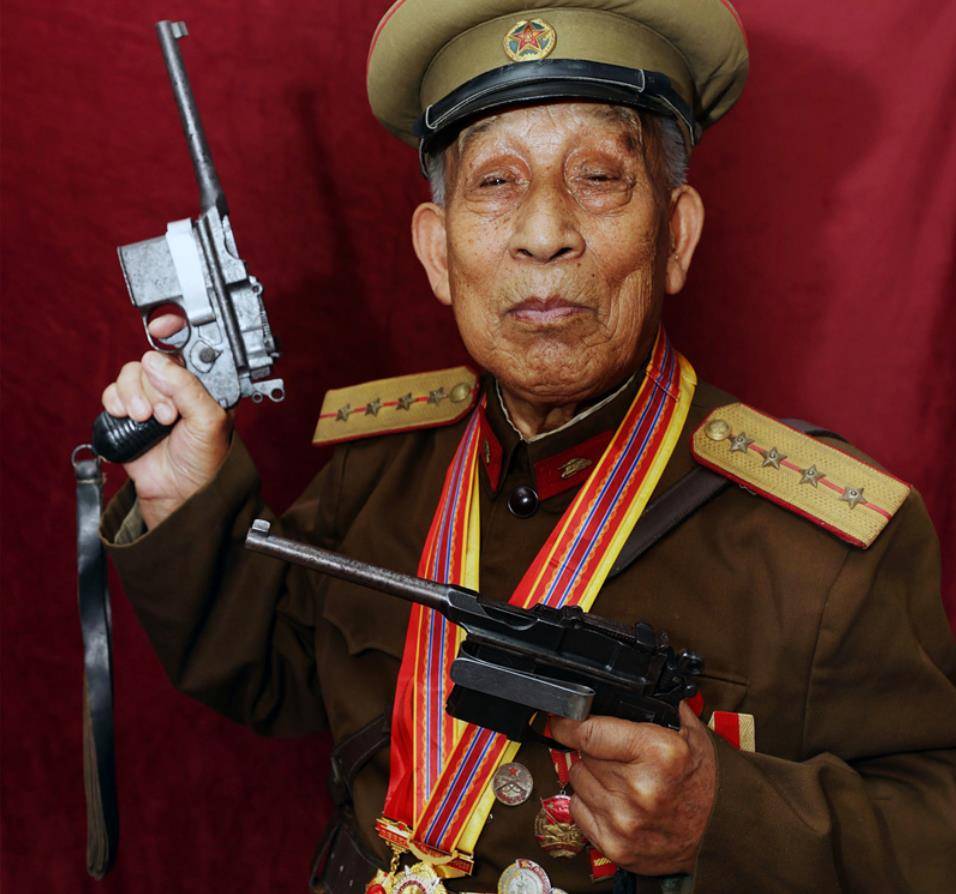 1996年山东老汉公然持枪多年,警察前去收缴遭拒,他有何特殊身份