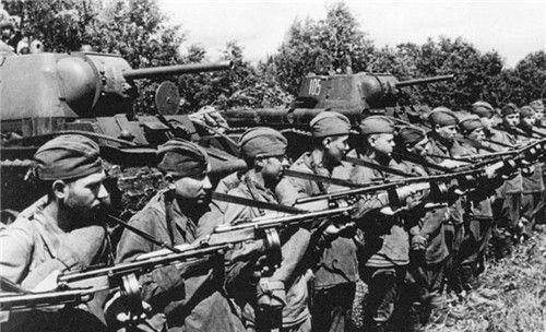 1944年6月初,在实施巴格拉季昂行动时,苏联秘密派遣了数百支由惩戒营
