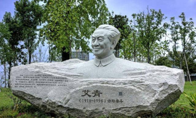 著名诗人艾青,5岁才被领回家,对着亲生父母只能叫叔叔婶婶