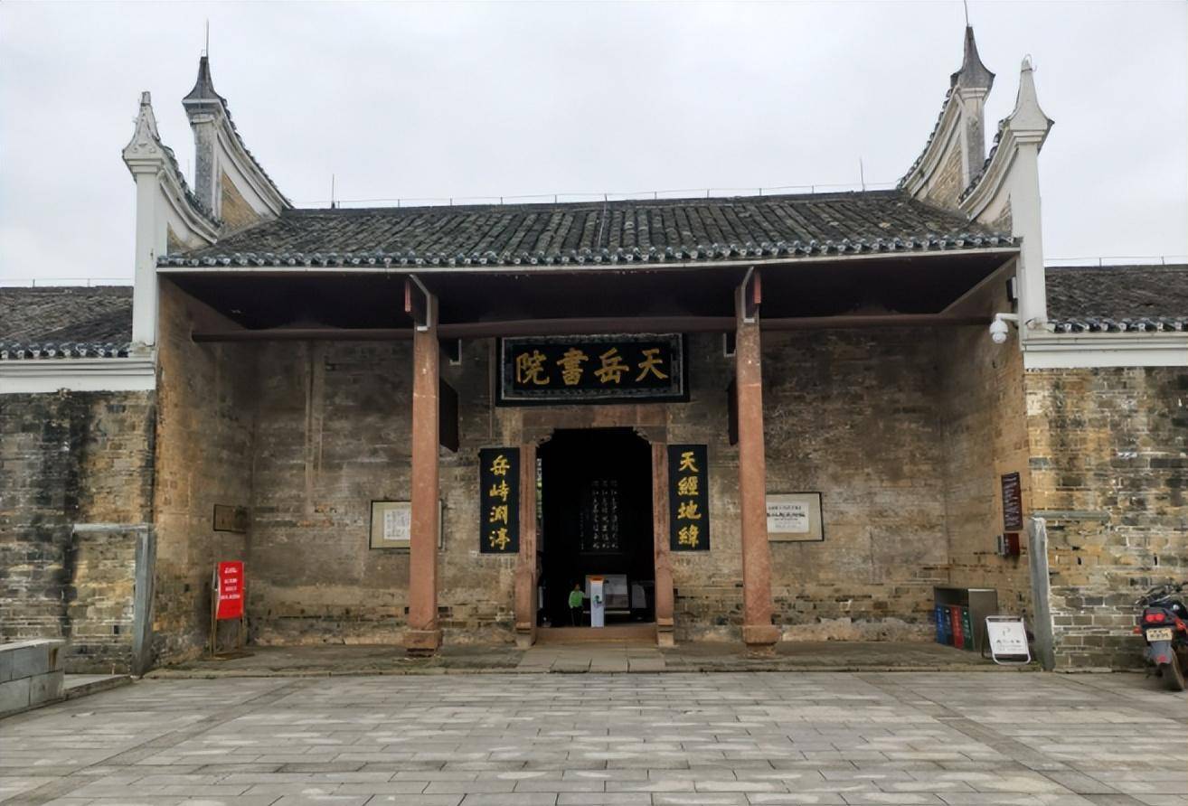 87年吴信泉回乡,参观平江烈士陵园时感慨:我们应当永远纪念他们