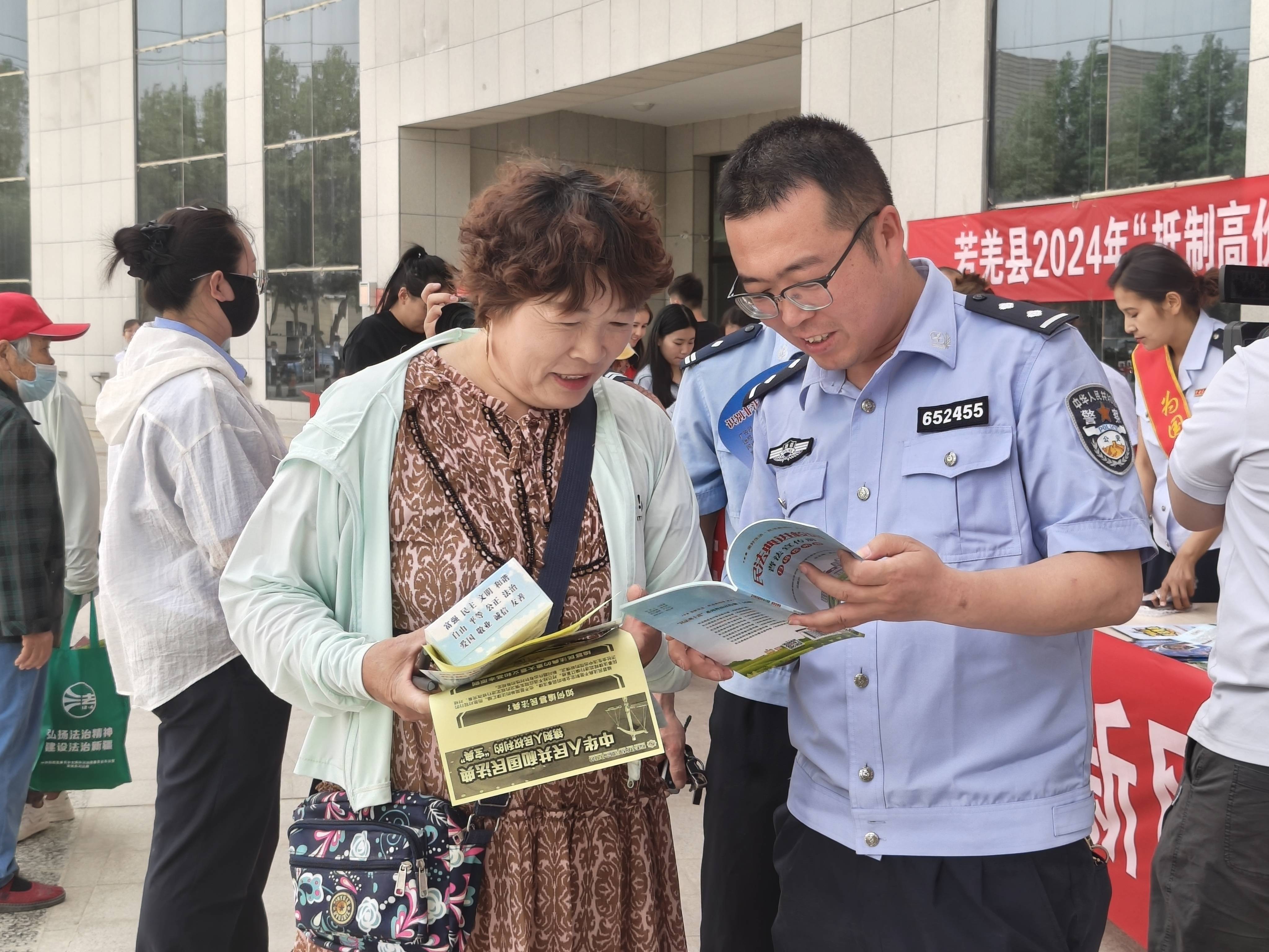 与法同行 "典"亮生活 若羌县开展"美好生活 民法典相伴" 主题宣传活动