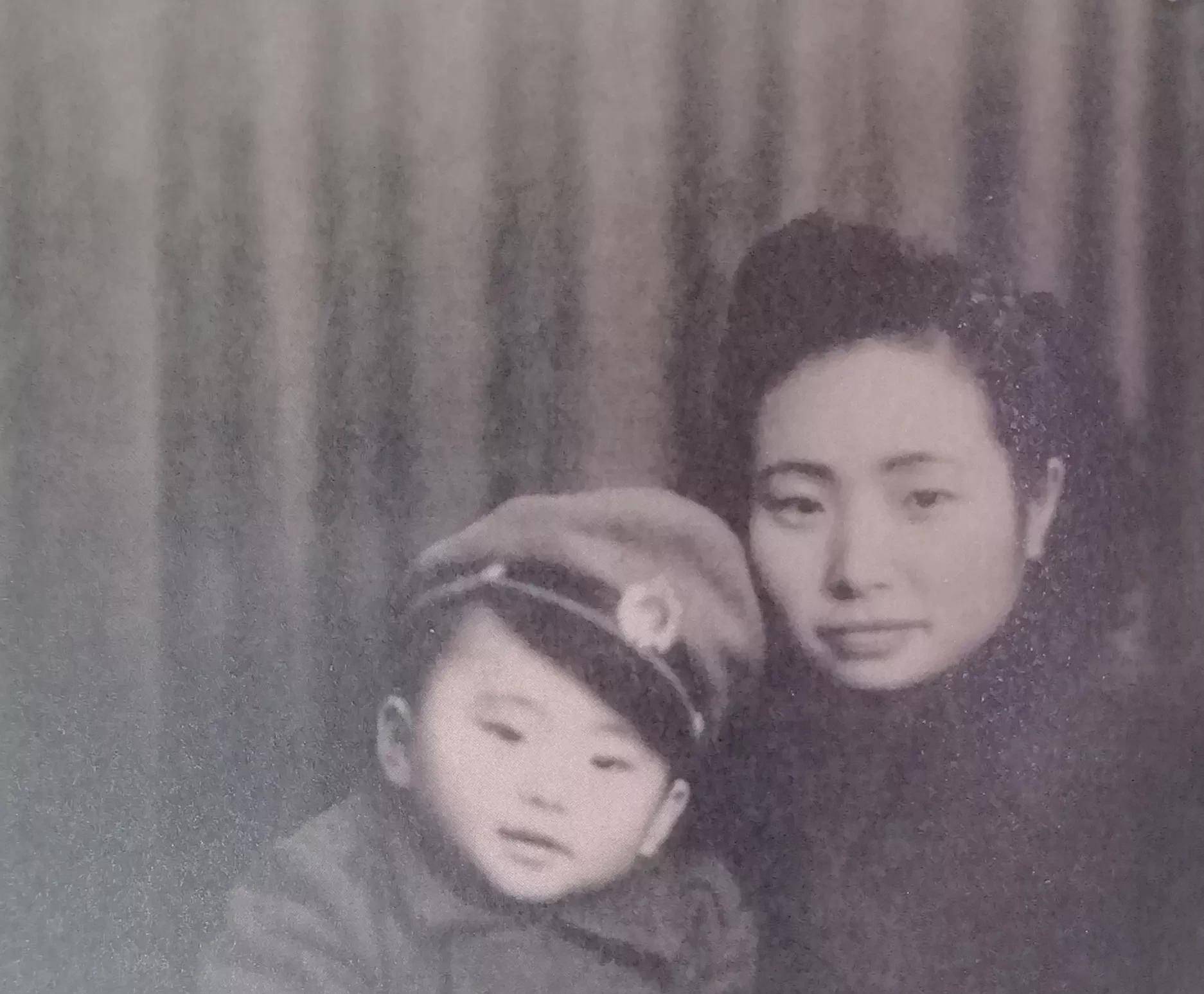 为忍受疼痛,江竹筠只有咬被子,被子一角被咬破,棉花露在了外面