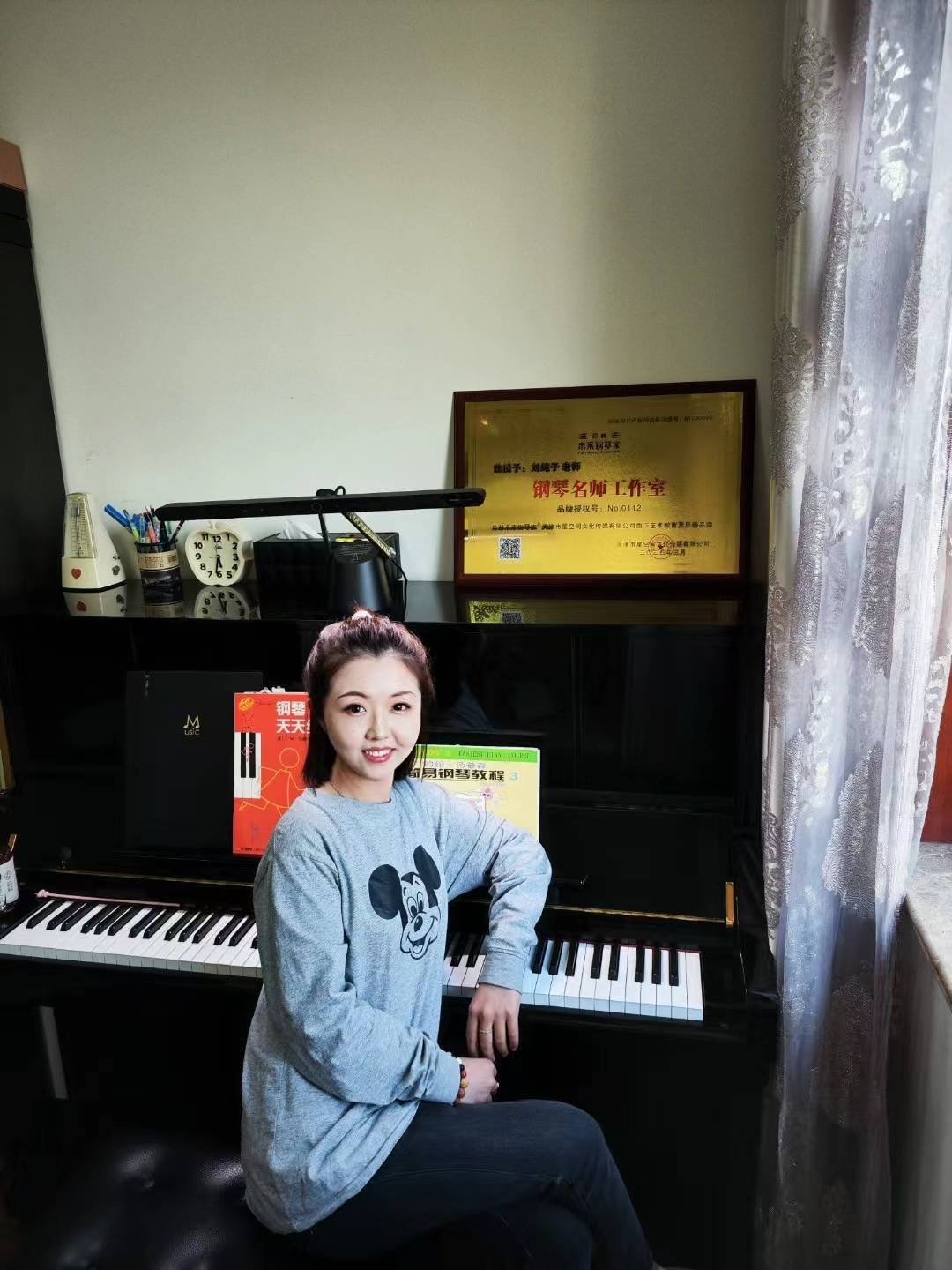 师从袁秀敏教授,2004年以优异的成绩考出天津音乐学院附中,2010年顺利