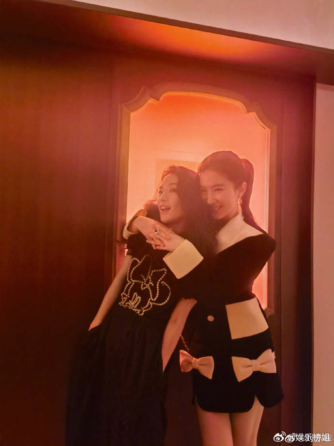 舒淇与刘亦菲合影:时光流转中的美丽相遇