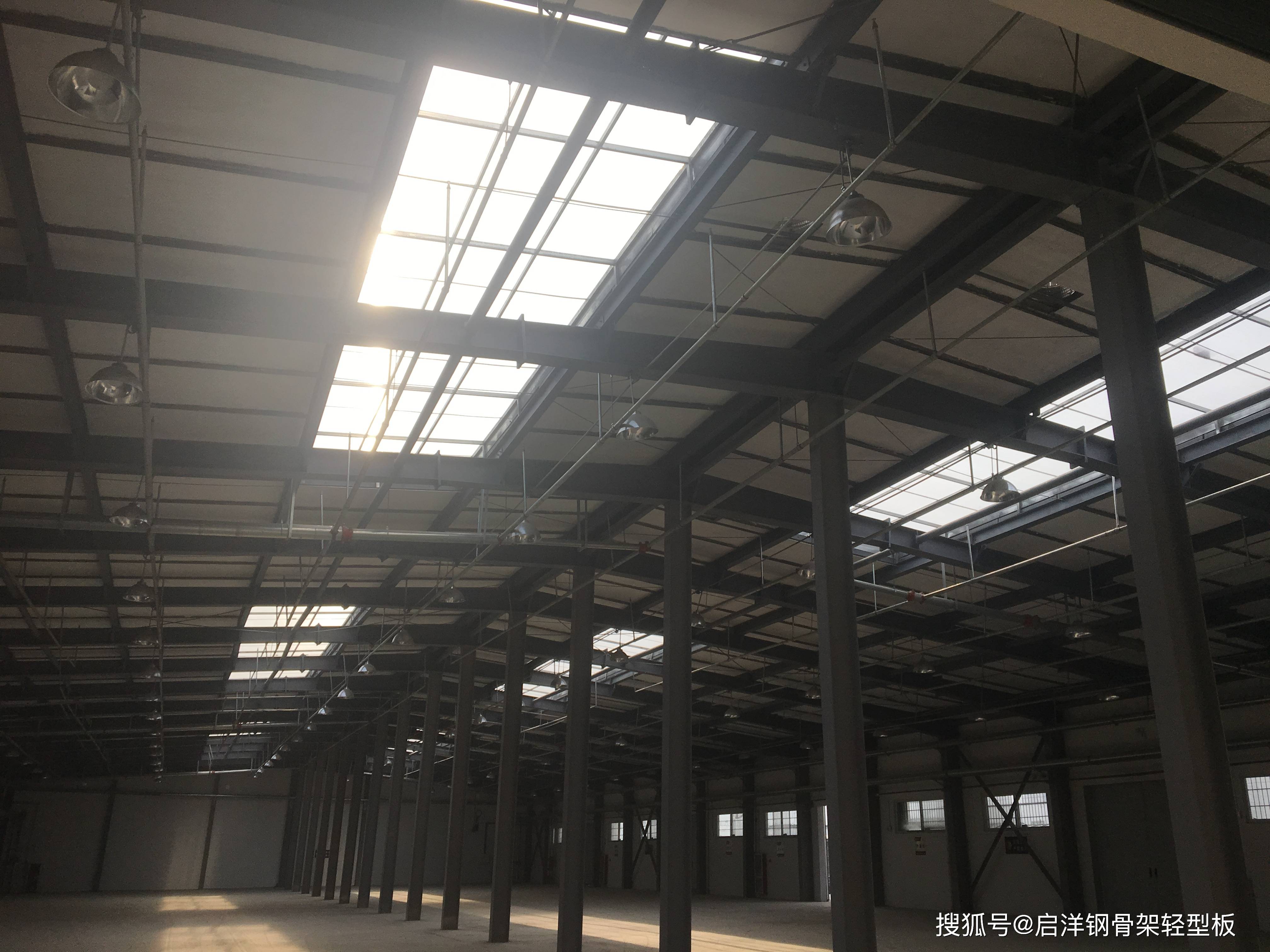 使用乌鲁木齐钢骨架轻型屋面板能长期保持结构和功能,不易受到自然