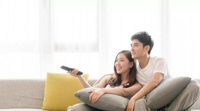 人到中年,男人越来越依赖妻子,离不开这几个原因