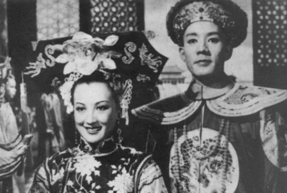 1951年,周璇在拍戏时病情发作,很快就送到精神病院,这时,一个叫做唐棣