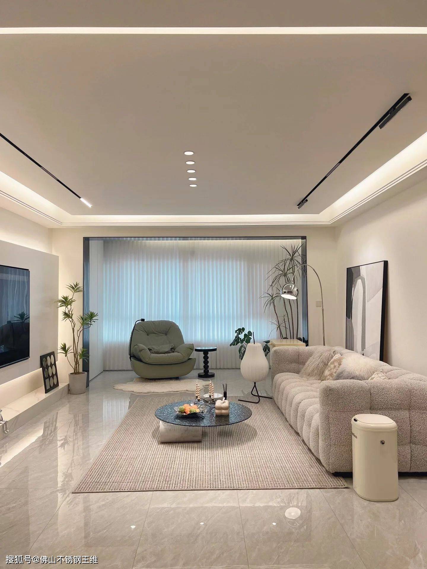 客厅吊顶材料选择:石膏板与不锈钢蜂窝板的对比与考量