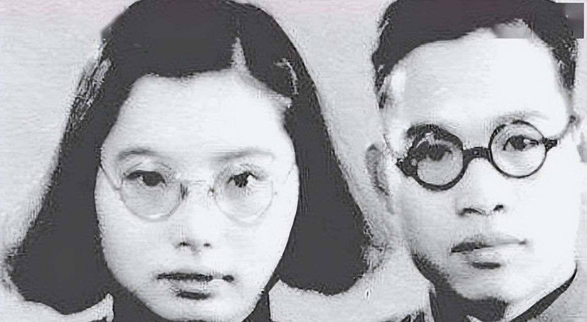 图 | 左边为李星华李星华是李大钊的长女,当年她和她的父亲,母亲一起