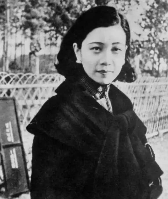 1990年,于凤至在美国病逝,病逝前含泪对女儿说:替我去看看汉卿