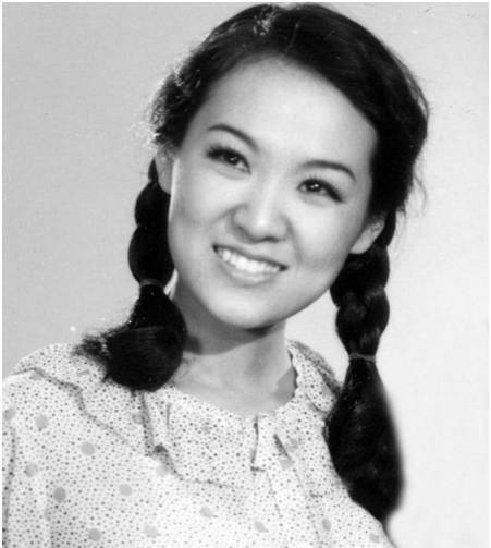 80年代爆红歌星郑绪岚:远嫁美国被抛弃,今59岁老得认不出