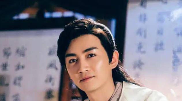 母亲嫌儿子太丑扔地上,尼姑路过大笑:给我养,结果成就千古一帝