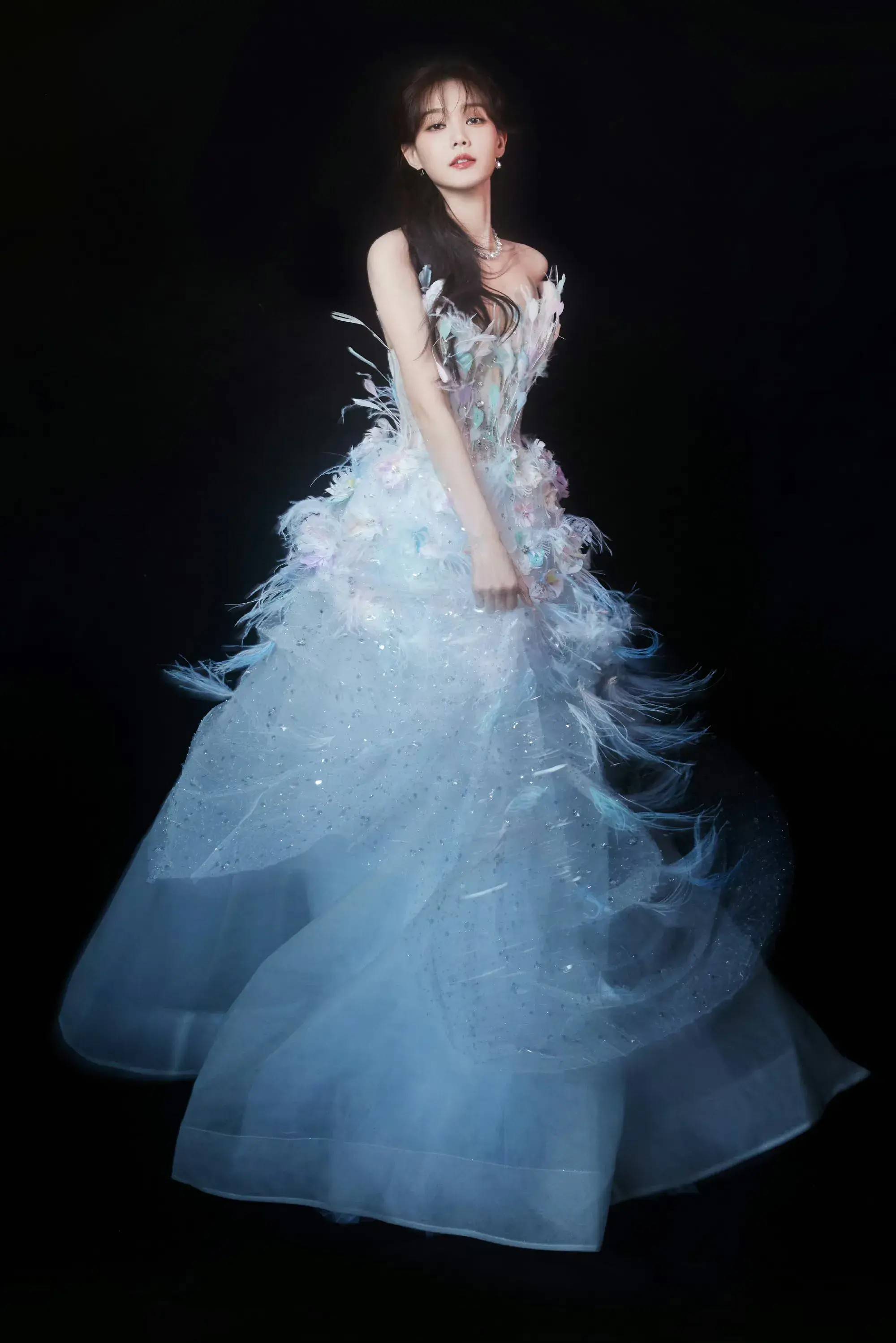 李一桐华丽蓝色羽毛裙,绝美梦幻,清新仙气飘飘