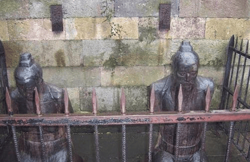 原创岳飞墓前本有5个铜人,现在却只剩4个,还有一个是谁?去哪儿了?