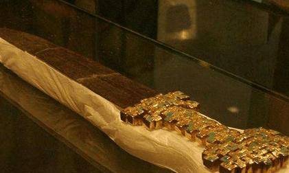 古墓出土一把纯金宝剑,重6公斤,专家却说:旁边的废铁价值更高